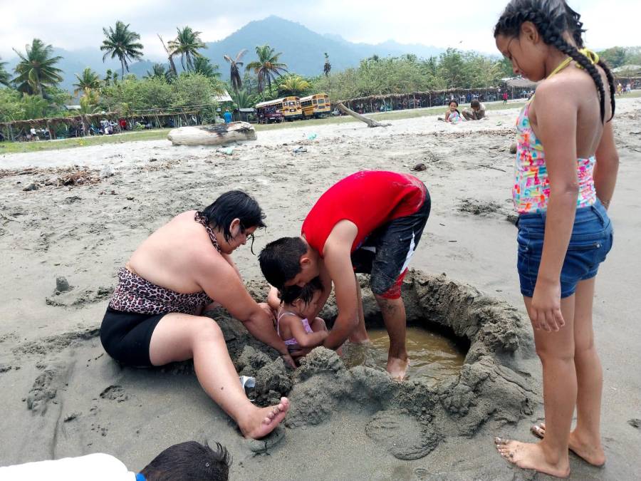 Guatemaltecos encantados con las playas de Masca, Omoa