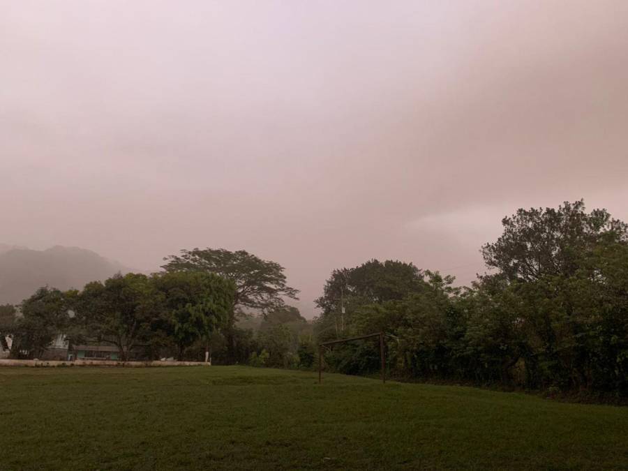 El funcionario explicó que mantienen comunicación con líderes de las zonas pobladas alrededor del volcán con quienes mantiene un “monitoreo” de la actividad y ante la posible lluvia de ceniza hacia el noroeste del cono volcánico, además del riesgo de un flujo de lava de unos 800 metros que desciende por una ladera.