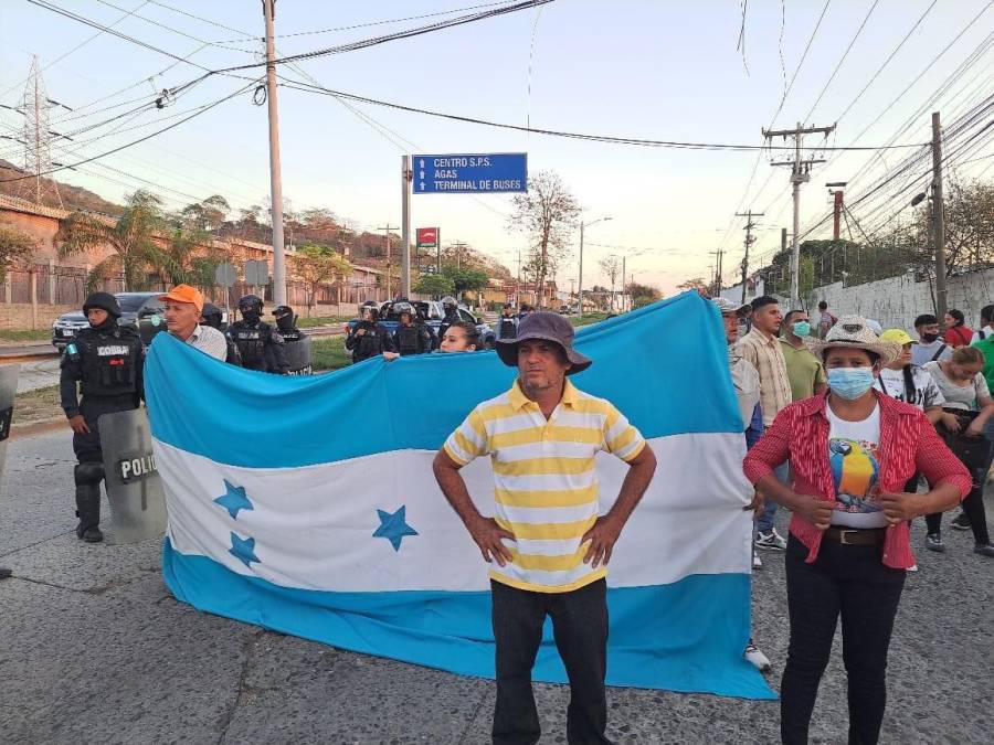 Vecinos de Chamelecón durante la manifestación.