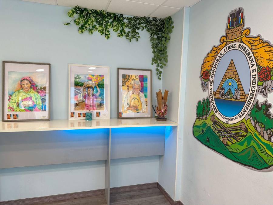 Las modernas instalaciones de la oficina consular estan adornadas con símbolos hondureños y cuadros de pueblos autóctonos catrachos.