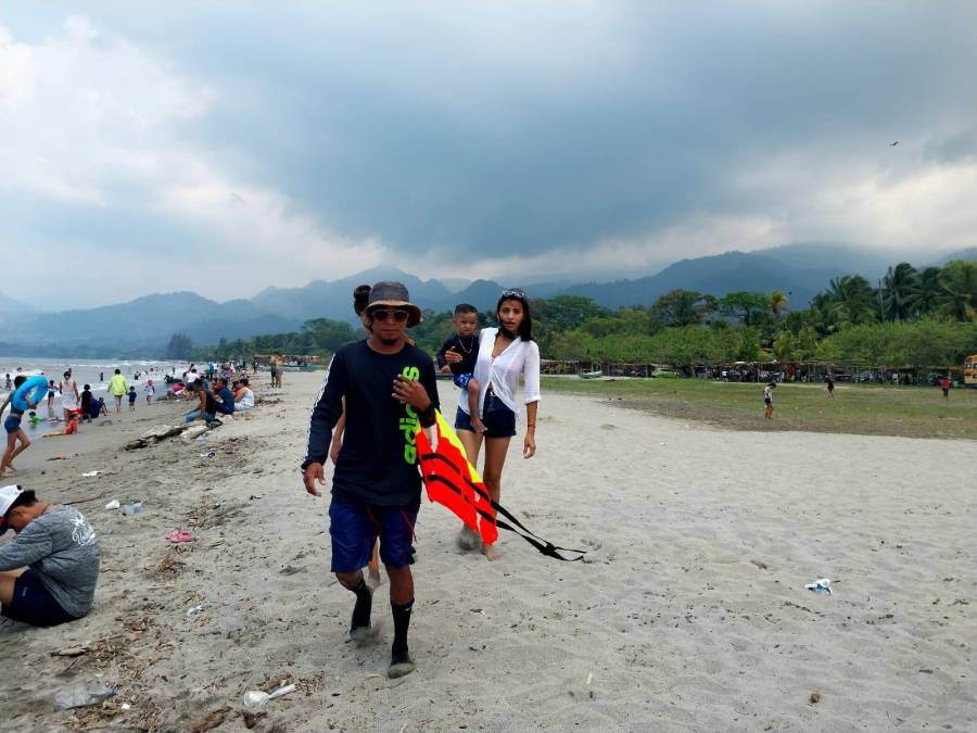 Guatemaltecos encantados con las playas de Masca, Omoa