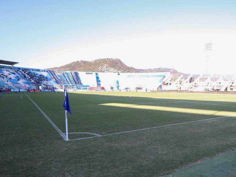 Motagua y Marathón se citaron este domingo en el estadio Nacional Chelato Uclés y así luce la grama tras el concierto de hace algunos días.