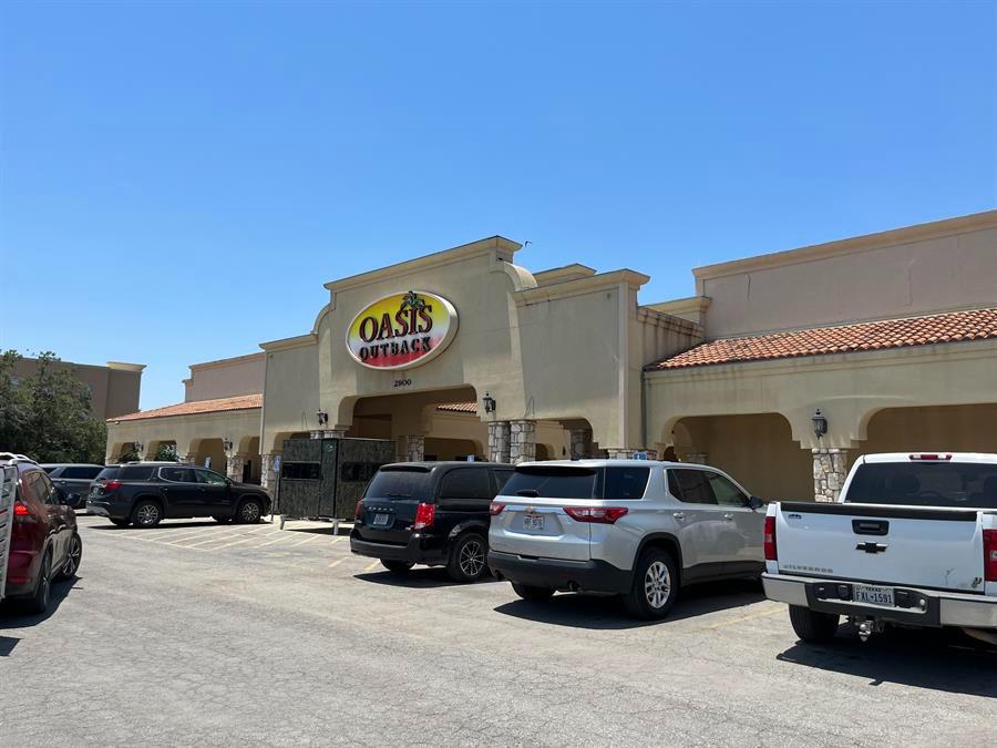 Vista hoy de la fachada de Oasis Outback, una tienda de armas y productos deportivos donde compró el rifle el autor de la masacre de la escuela primaria Robb, en Uvalde, Texas.
