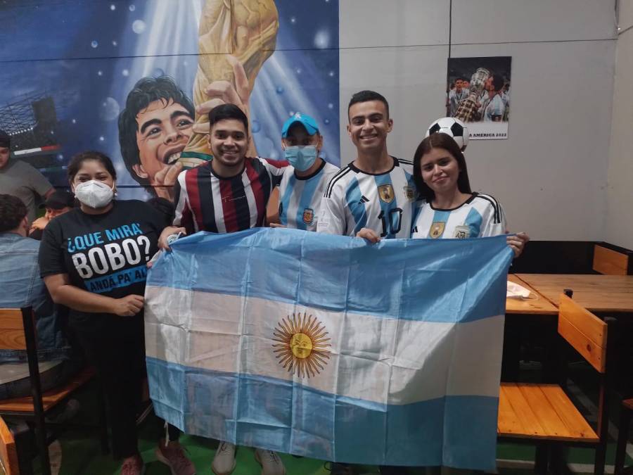 En un ambiente futbolero los hondureños disfrutaron los dos goles de Argentina.