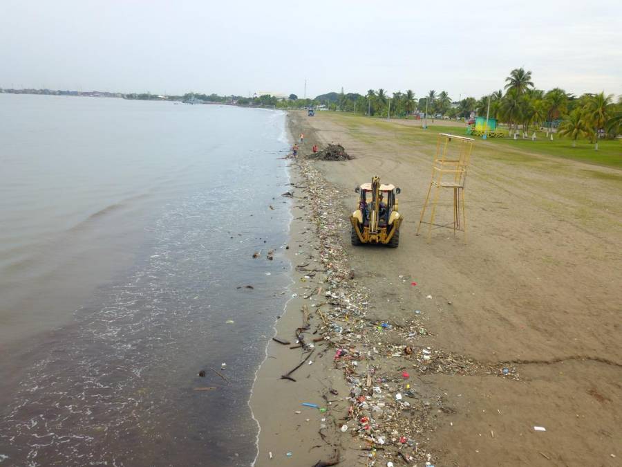 Este viernes cuadrillas municipales desde tempranos horas estuvieron activas en la limpieza de playas municipales, para retirar la basura proveniente de ese país.