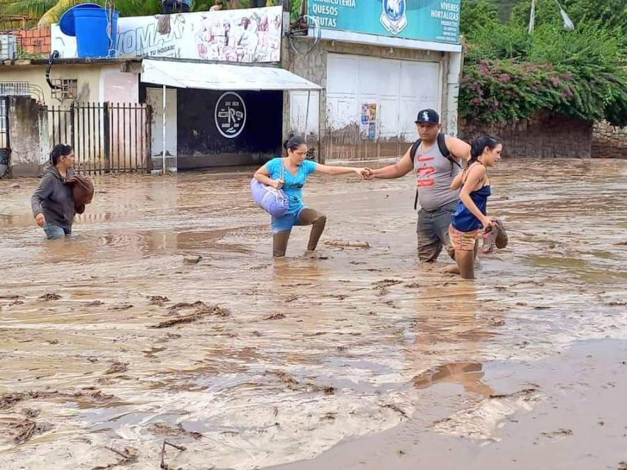 Desastre por lluvias deja una docena de casas derrumbadas en Venezuela
