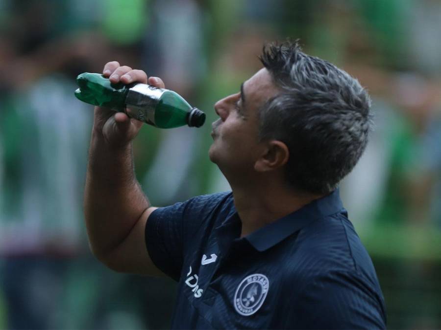 Momento en donde Diego Vázquez fingía tomarse el líquido de la botella. 
