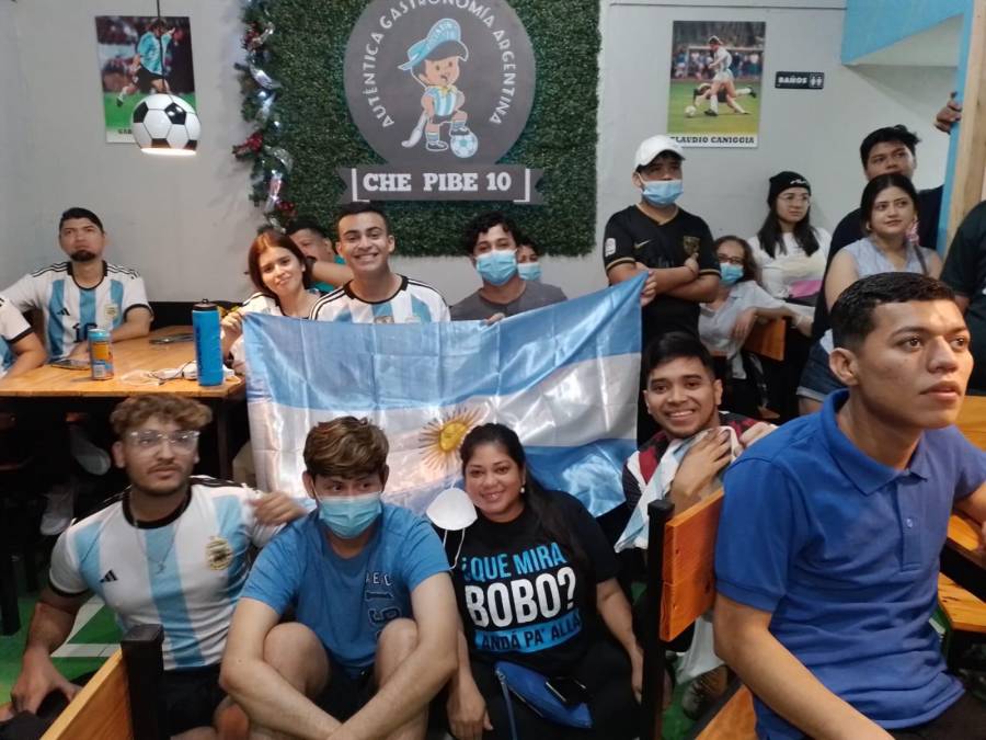 Los sampedranos vistieron la camiseta de Argentina; además, portaron la bandera de este país sudamericano. 