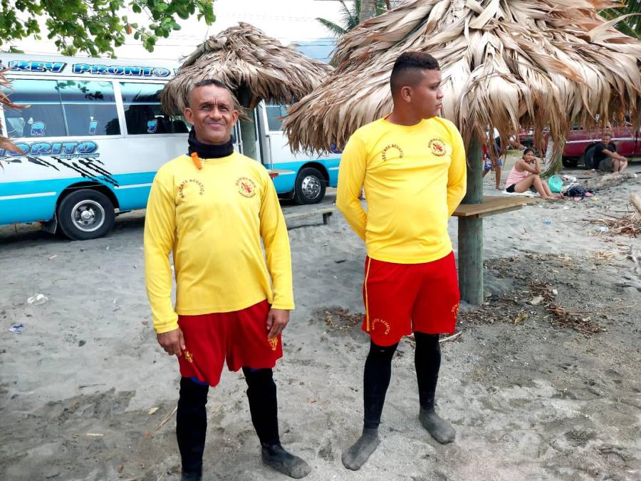 Guatemaltecos encantados con las playas de Masca, Omoa