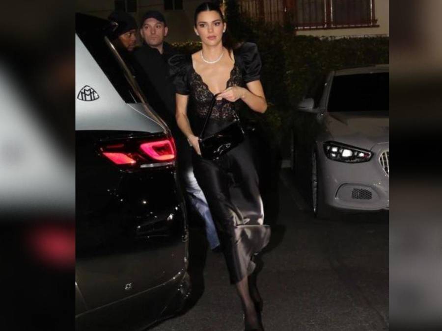 Kendall Jenner apareció elegante en un vestido de encaje y satín con un collar de diamantes.