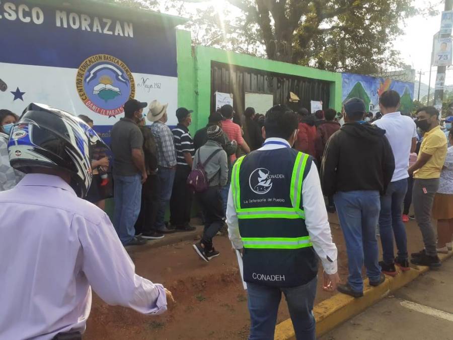 Observadores ubicados en el Centro de Educación Básica Francisco Morazán ubicado en Danlí, El Paraíso captados este domingo.