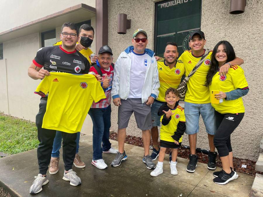 Hondureños y colombianos han compartido previo al inicio del juego. Un buen ambiente se vive en las calles de Fort Lauderdale.