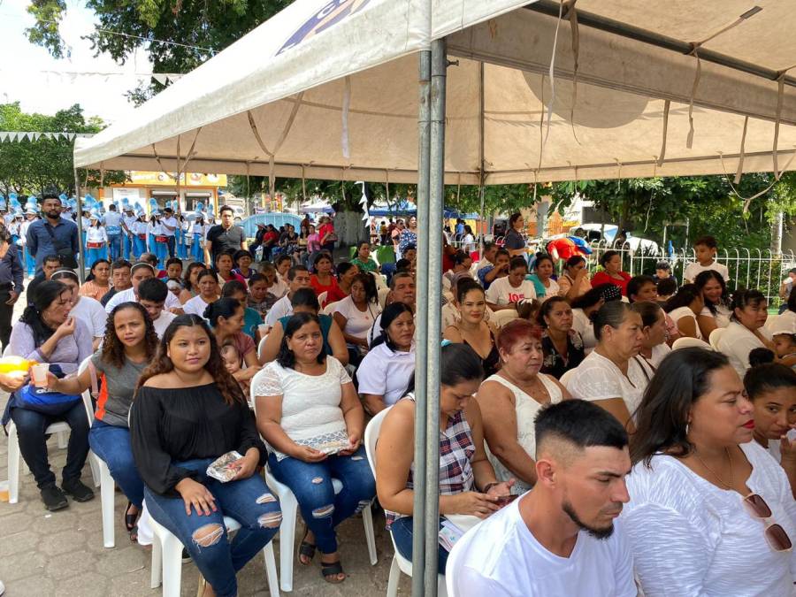 Familiares y amigos de los graduandos de esta primera fase del programa “Yo Sí Puedo” estuvieron en primera fila de los actos desarrollados en el parque de San Manuel.