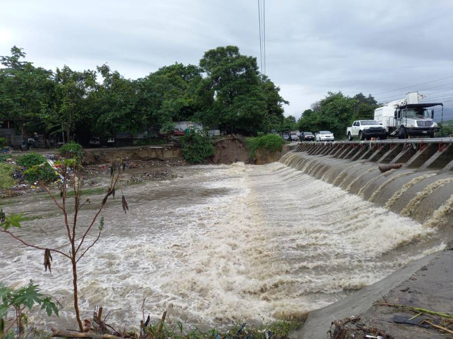 Las lluvias registradas en las últimas horas en San Pedro Sula ha provocado desbordamiento en los ríos.