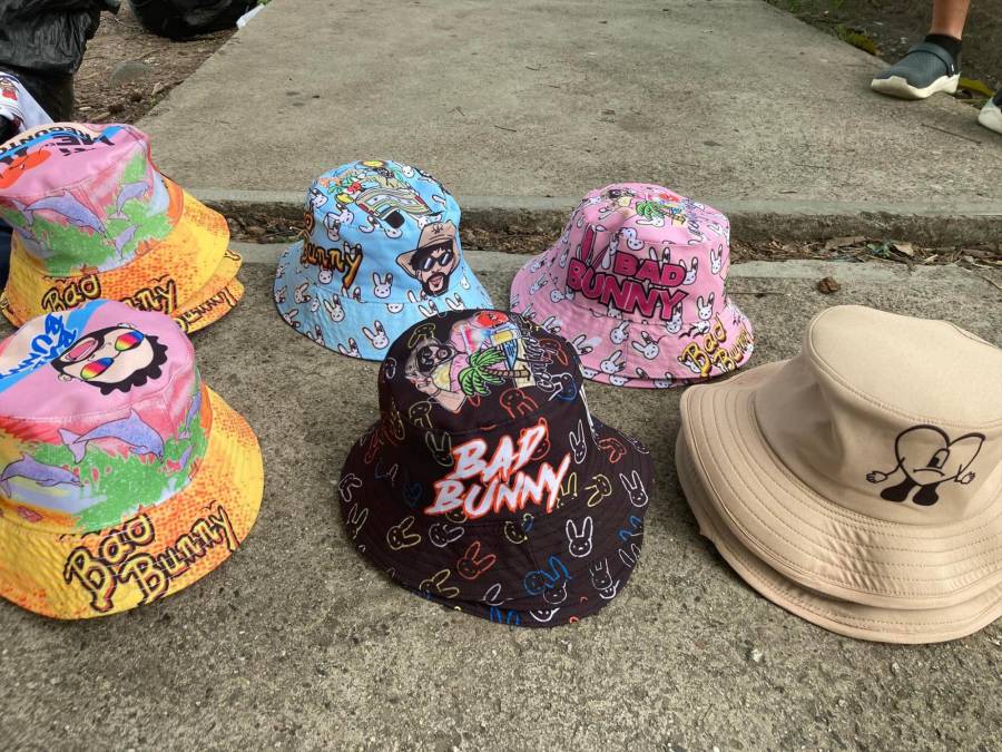 Los coloridos sombreros inspirados en el nuevo disco del cantante son algunos de los más cotizados por los hondureños. 