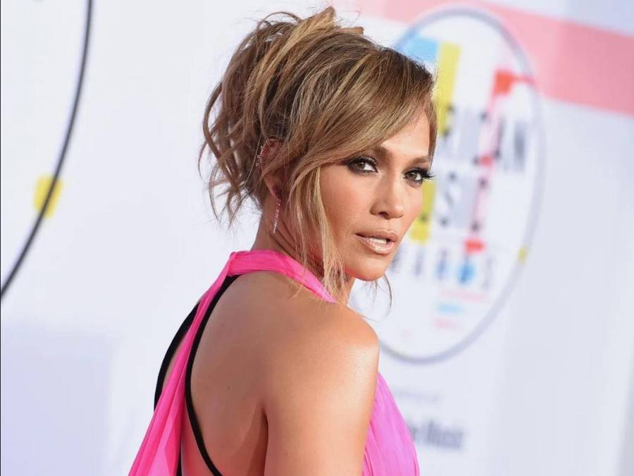 La cantante y actriz Jennifer Lopez vivió su primer período de esplendor profesional a finales de los años 90, una época en la que empezó a destacarse por su belleza, versatilidad interpretativa y también por los numerosos proyectos de toda índole en los que se embarcaba para consolidar su creciente posición en la industria de Hollywood.