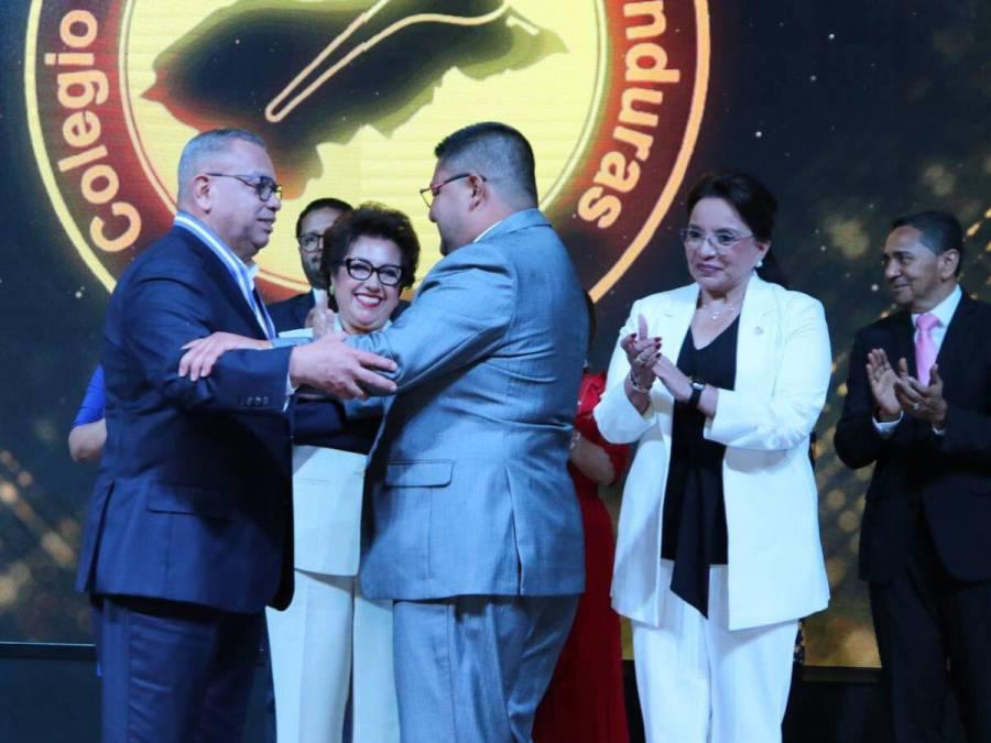 Osman Reyes, presidente del Colegio de Periodistas, fue el encargado de entregar el premio Álvaro Contreras al periodista Eduardo Maldonado. 