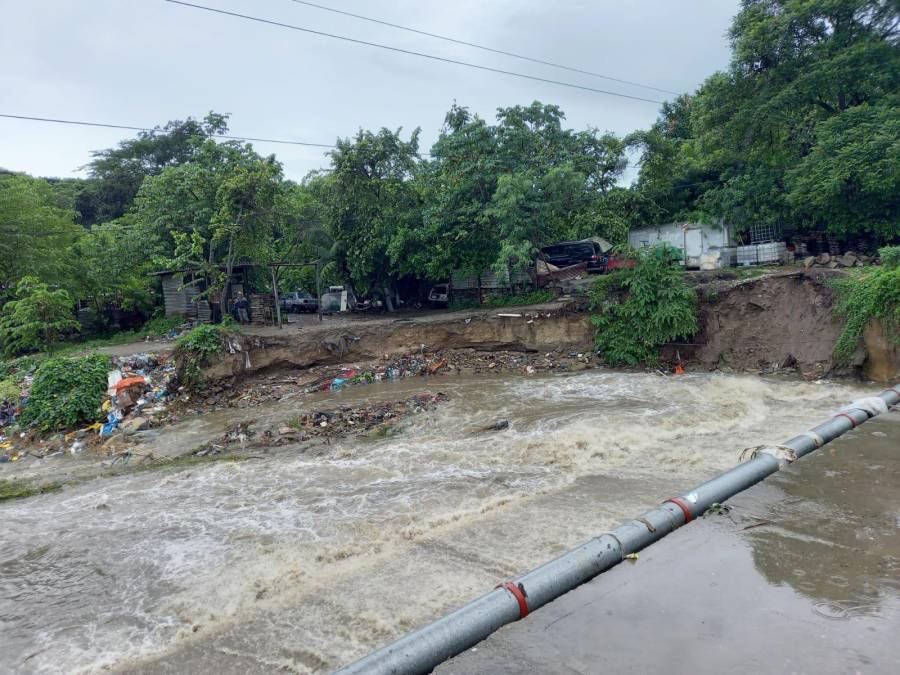 Muchas familias de la colonia Flor de Cubas están siendo afectadas debido a estas fuertes corrientes de este río.