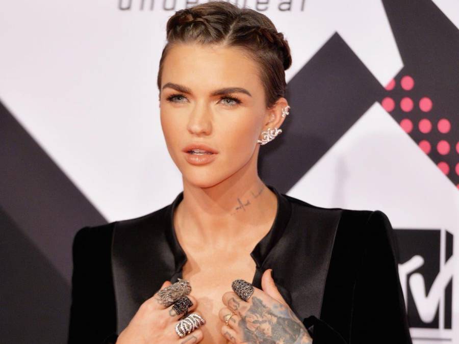 “A pesar de la historia revisionista que Ruby Rose ahora comparte en línea dirigida a los productores, el elenco y el equipo, la cadena y el estudio, la verdad es que Warner Bros. Television había decidido no ejercer su opción de contratar a Ruby para la segunda temporada de Catwoman, basándose en múltiples quejas sobre su comportamiento en el lugar de trabajo, que fueron revisadas exhaustivamente y manejadas en privado por respeto a todos los involucrados”, se lee en el un comunicado.