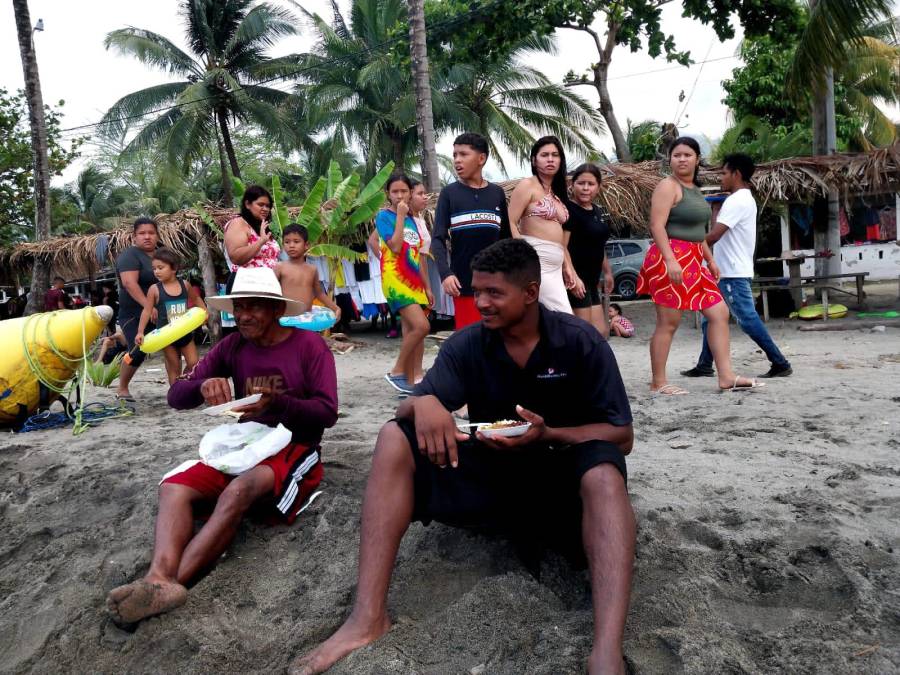 Guatemaltecos encantados con las playas de Masca, Omoa