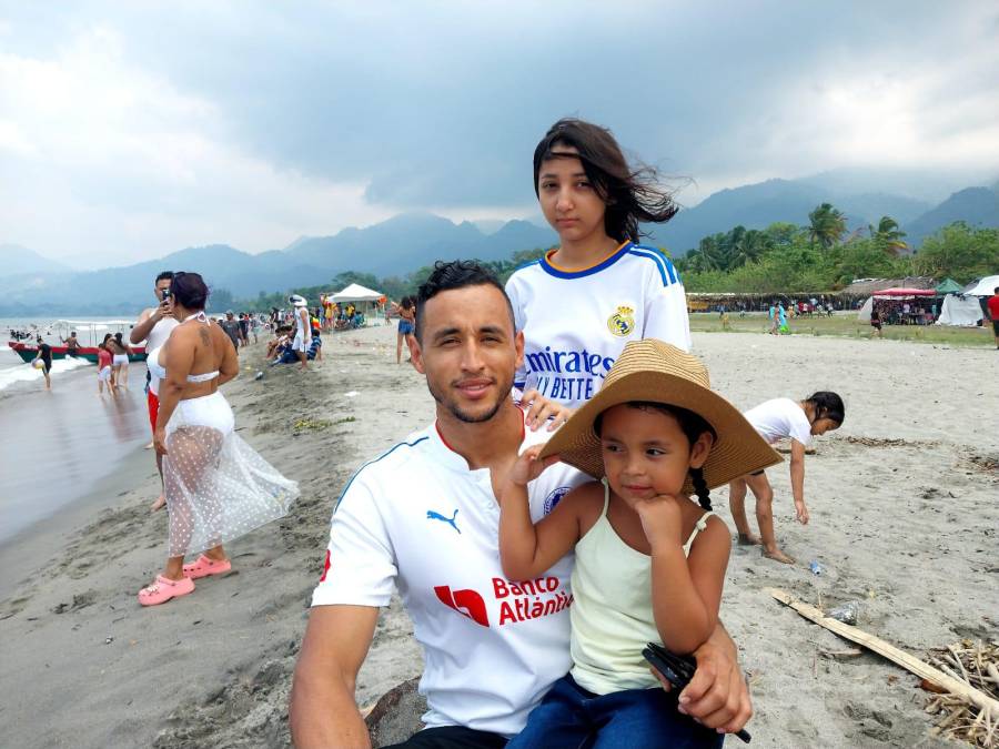 Guatemaltecos encantados con las playas de Masca, Omoa