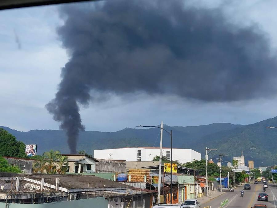 Imágenes del incendio en fábrica de zapatos en San Pedro Sula