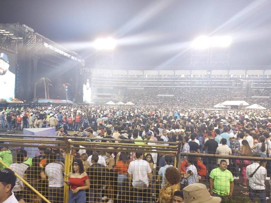 ¡Ambientazo! Hondureños disfrutan del concierto de Bad Bunny