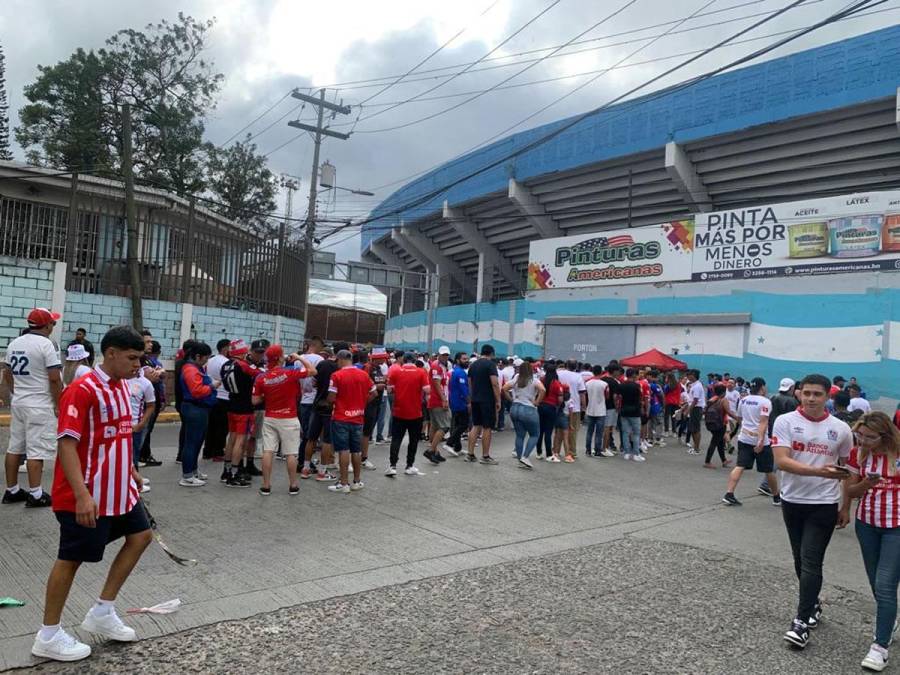 Las largas filas de los aficionados del Olimpia para ingresar al estadio Nacional Chelato Uclés de Tegucigalpa.