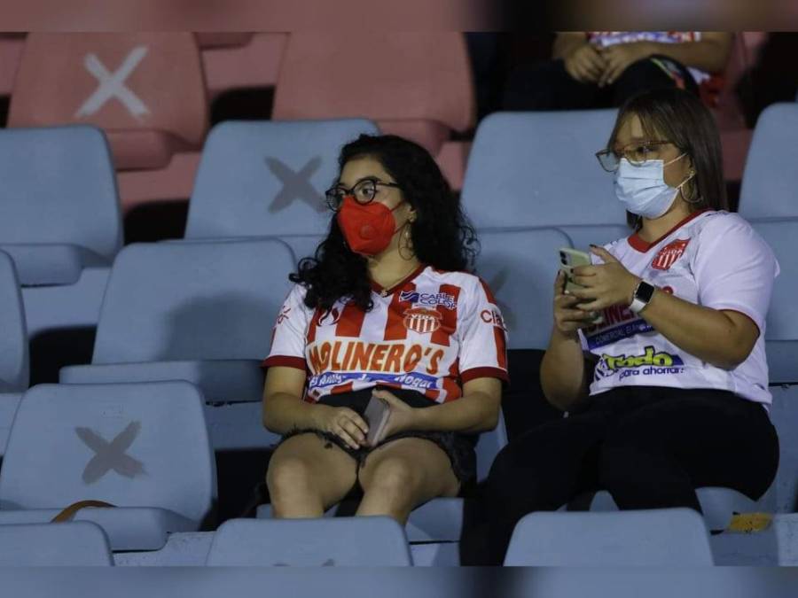 Las mujeres robaron protagonismo en las graderías.