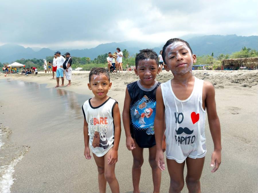 Guatemaltecos encantados con las playas de Masca, Omoa