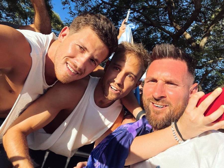 Estos aficionados rosarinos se tomaron la selfie junto a Messi y con el sol en todos su rostro.