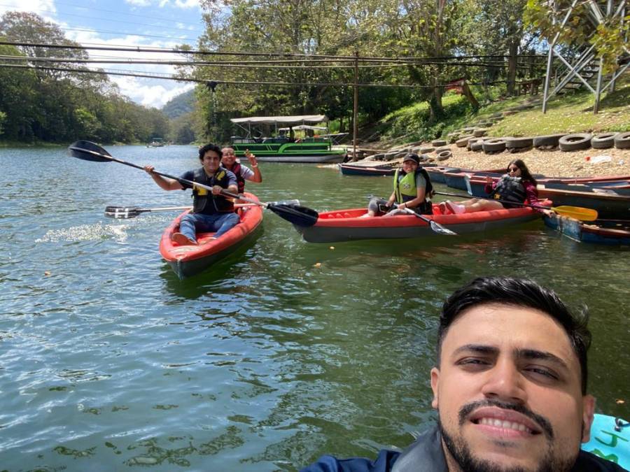 Además, es perfecto para hacer kayak en las aguas de los canales que desembocan en el Lago de Yojoa. Para encontrar el sitio donde alquilan los kayaks, deberás buscar la entrada sur de Peña Blanca en el desvío al Parque Arqueológico Los Naranjos.