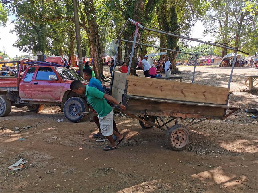 Dos hombres halan una carreta en la plaza principal de Puerto Lempira, el 11 de noviembre de 2021 en el departamento de Gracias a Dios (Honduras).