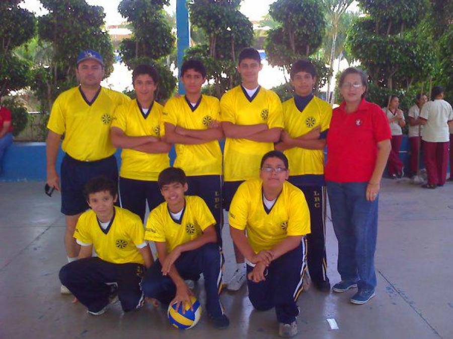 Mauricio Dubón fue un polifacético deportista. Además de beisbolista jugó fútbol, voleibol y practicó atletismo. Es el que aparece a la par de la señora de rojo en un partido de voleibol de su colegio.