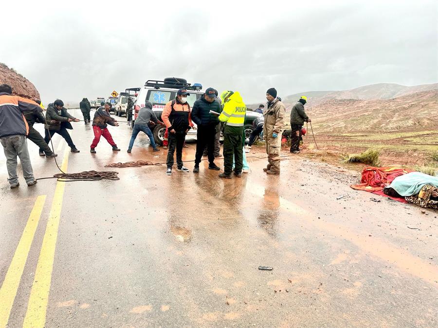 Al menos 31 muertos en accidente de un autobús en Bolivia