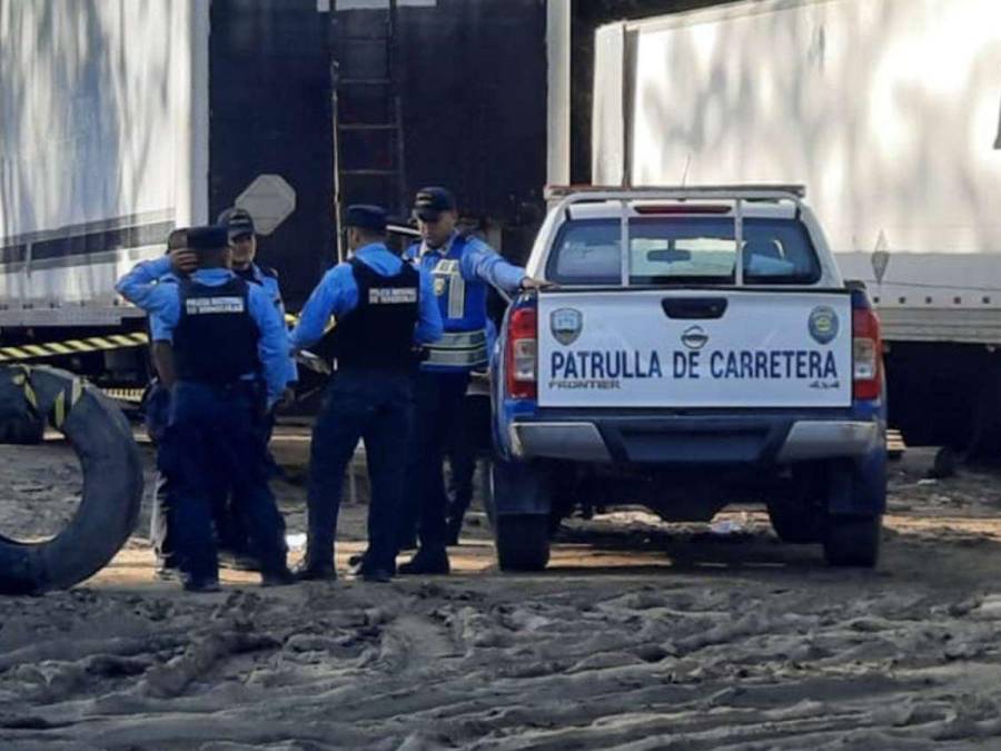 Un vigilante murió atropellado luego de quedarse dormido debajo de una rastra en la colonia Callejas de San Pedro Sula, Cortés, al norte de Honduras.