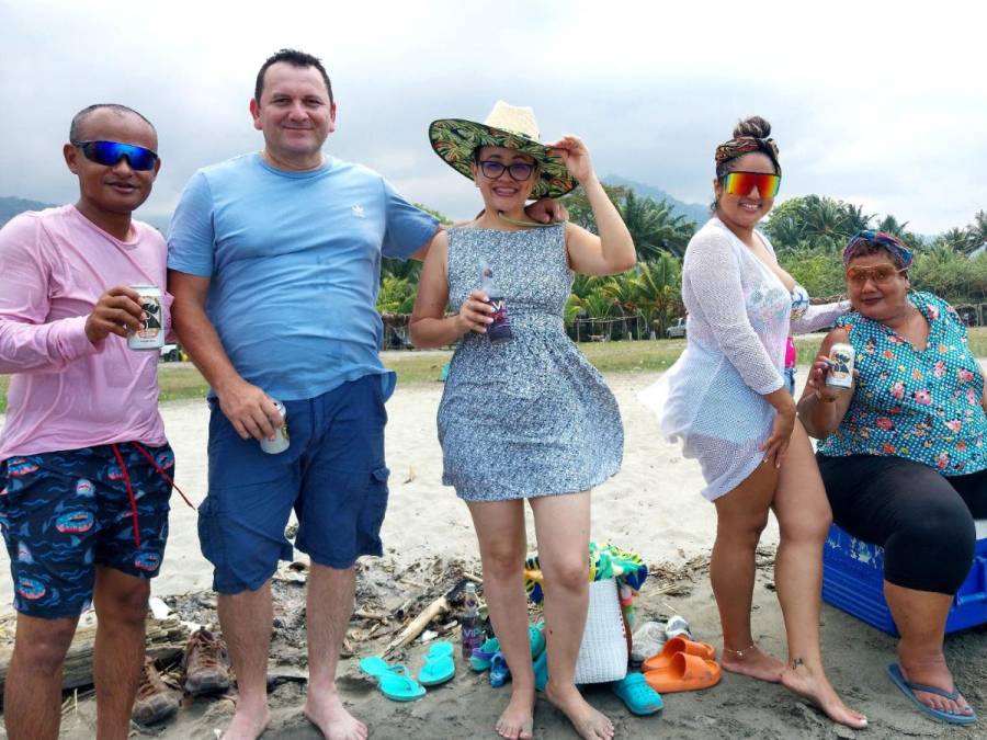 Esta familia guatemalteca llegó con toda la actitud veraniega a las playas de Masca, Omoa.