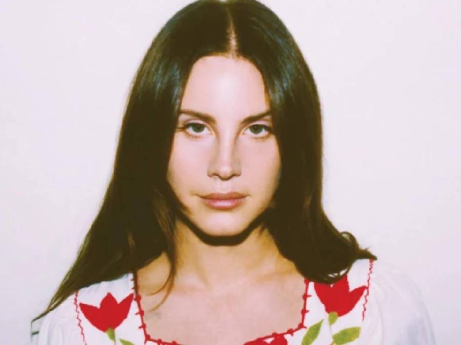 La música de Lana del Rey ha sido elogiada por su sonido cinematográfico y sus referencias a diversos aspectos de la cultura pop. 