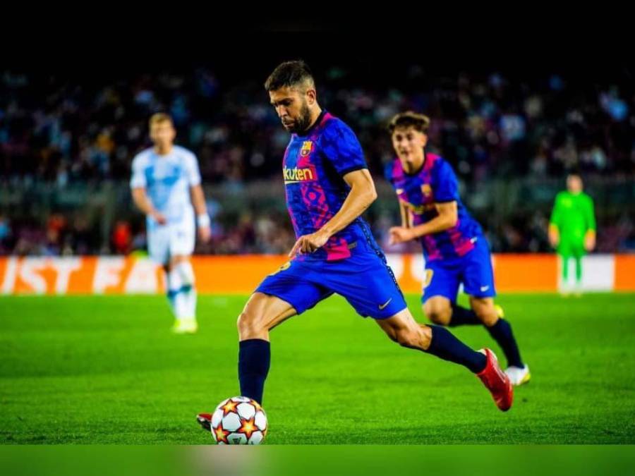 Jordi Alba: Lateral por la banda izquierda.