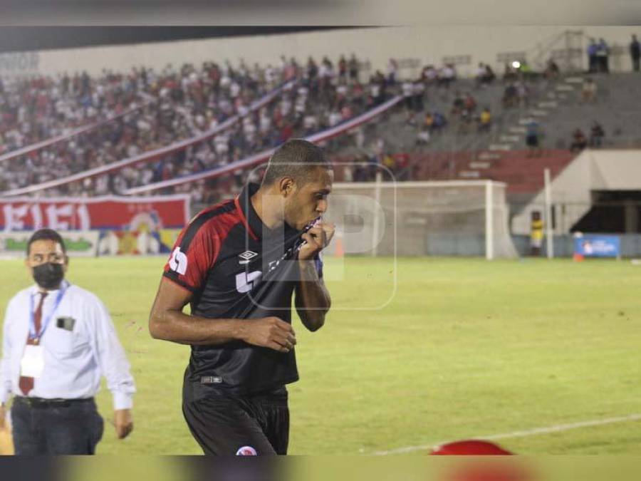 Tras salir expulsado y en el momento que abandonaba la cancha, Eddie Hernández besó el escudo del Olimpia como respuesta a los insultos que recibió por parte de algunos seguidores del Vida.