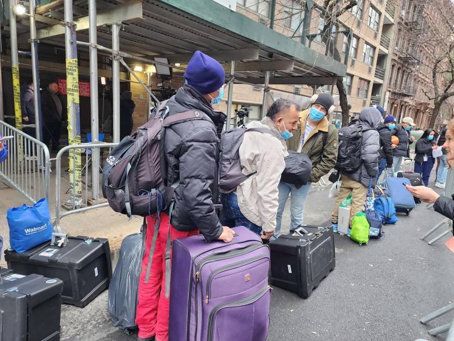Policía desmantela protesta de inmigrantes que se negaban a abandonar hotel de lujo en Nueva York
