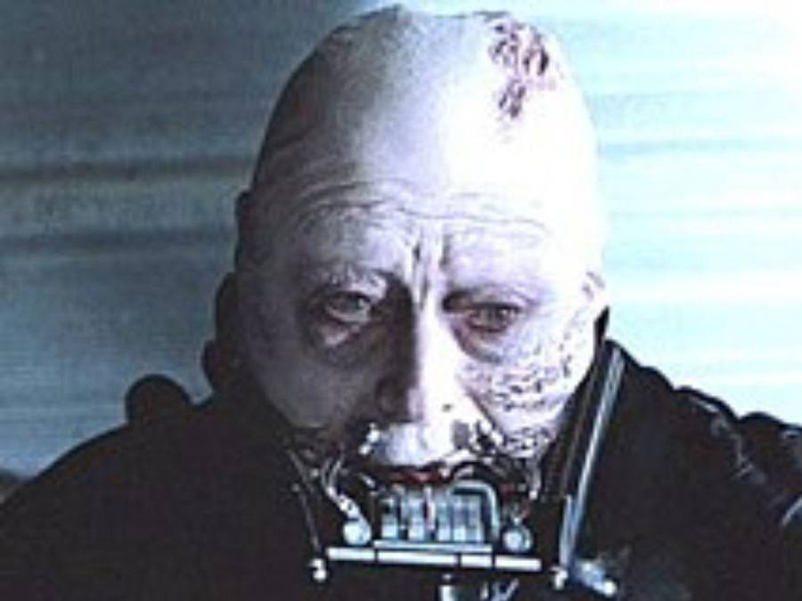 Sebastian Shaw: el actor interpretó dos papeles en ’Satr Wars’; una como Darth Vader cuando le quitan la máscara y como el fantasma de Anakin al final de “El Retorno del Jedi”. Shaw murió en 1994 a los 89 años.