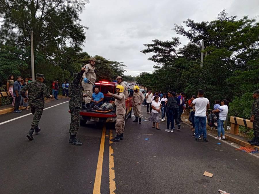 Miembros del Cuerpo de Bomberos realizan una labor titánica para rescatar a los sobrevivientes y recuperar los cuerpos de los fallecidos.