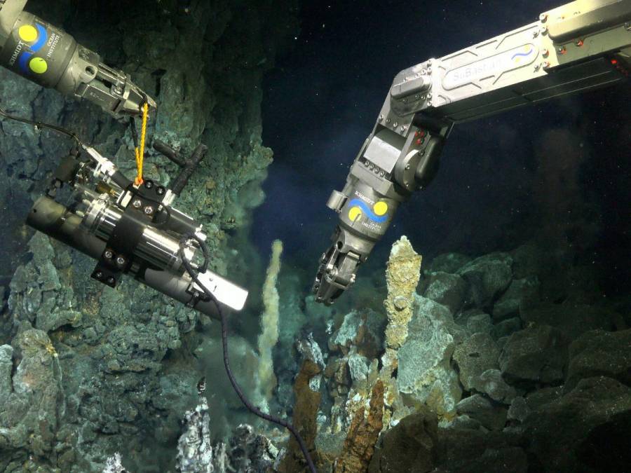 Una expedición científica descubrió un campo de chimeneas submarinas a unos 2,500 de profundidad en aguas de las Islas Galápagos.
