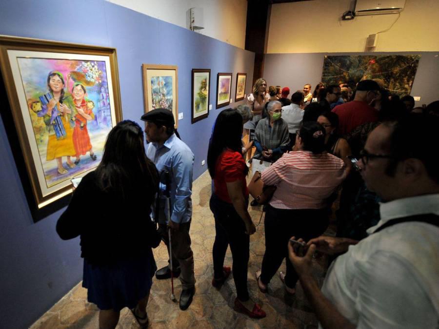La noche de inauguración culminó con una exposición de Román Murillo, titulada “La verbena”.