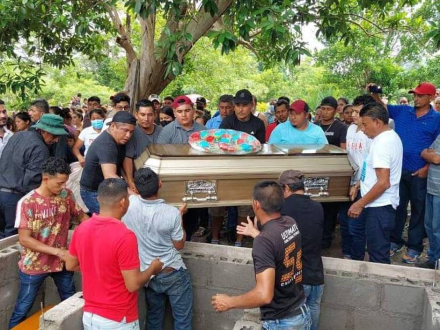 Las víctimas fueron identificadas como José Joel López, Elsa Hernández (quienes eran pareja) y su hijo Fredy Hernández. Hay dos féminas heridas, una de ellas embarazada, quienes están internas en un hospital y resguardadas por la Policía Nacional.