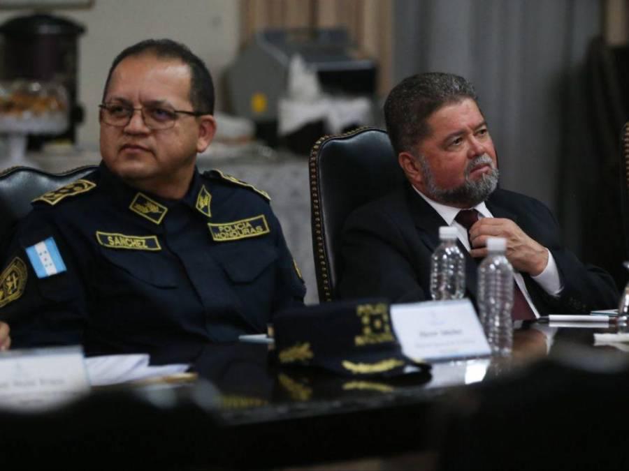 Gustavo Sánchez, director de la Policía, y Ramón Sabillón, titular de Seguridad, estuvieron atentos a las determinaciones que tomó el CNDS.