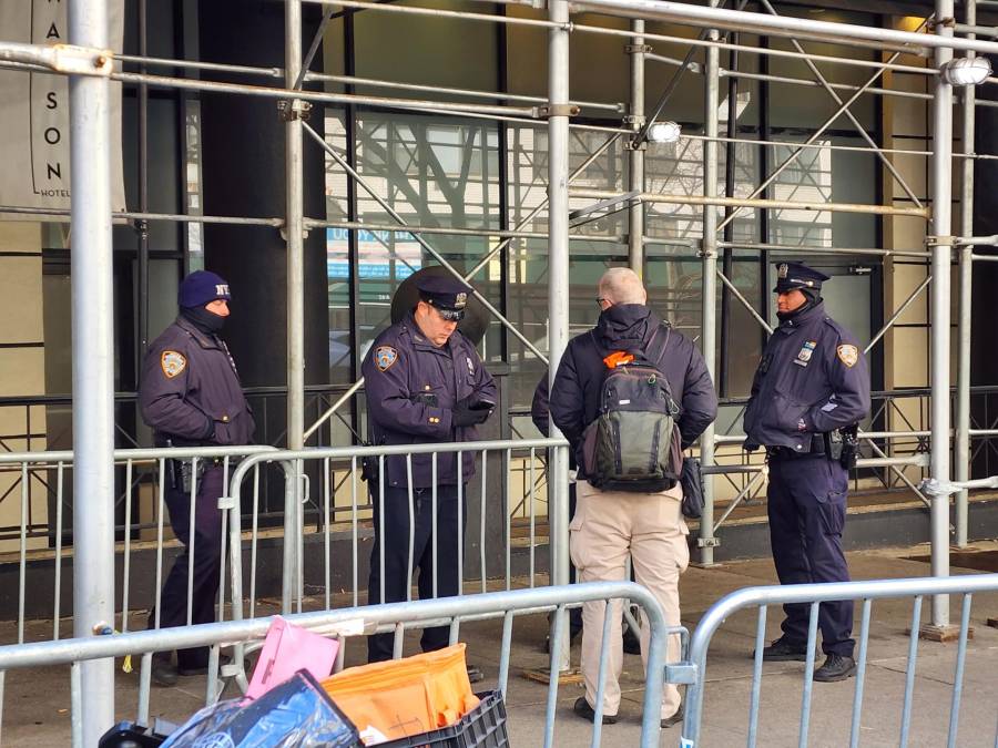 El desalojo comenzó a las 21.00 hora local del miércoles (2.00 GMT del jueves): “Llegó la Policía, dos camiones de limpieza y unos hombres vestidos de verde (guardia nacional)”, dijo a EFE Iván, que durmió los tres días en la acera.