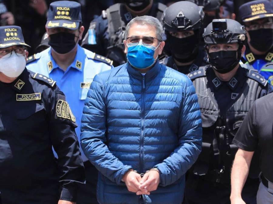 El expresidente Juan Orlando Hernández se presentó el 15 de noviembre, por segunda vez, a una audiencia ante el juez Kevin Castel, quien lleva su proceso legal tras haber sido extraditado por tráfico de drogas y armas en abril pasado. Durante la audiencia, la Fiscalía anunció que tiene grabaciones de reuniones con coconspiradores,extractos de dispositivos electrónicos, narcolibretas y audios como pruebas contra Hernández.