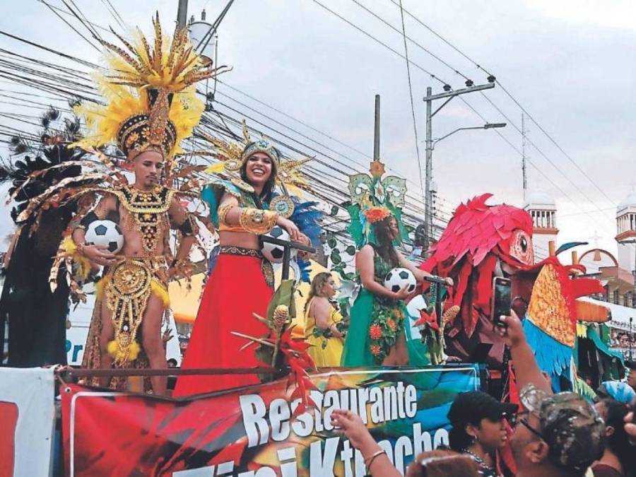 4. A lo largo de los años, el carnaval ha crecido en popularidad y ahora atrae a miles de visitantes nacionales e internacionales.